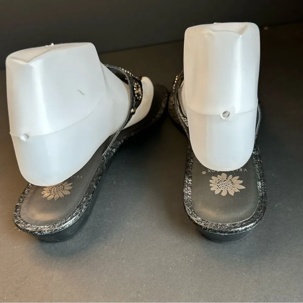 Yellowbox Gray Embellished Vegan Leather Thong‎ Sandals Size 9 - Picture 3 of 7
